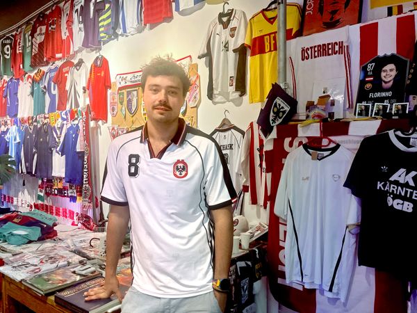 Trikot-Verk-ufer-Die-besten-Fu-balltrikots-gabs-in-den-Neunzigern-