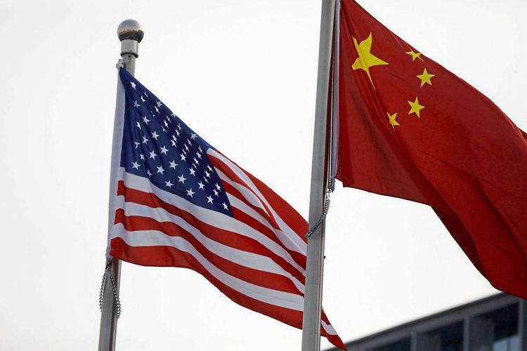 Flaggen von USA und China wehen nebeneinander