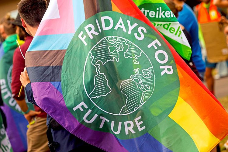 Fahne von Fridays for Future auf einer Demonstration