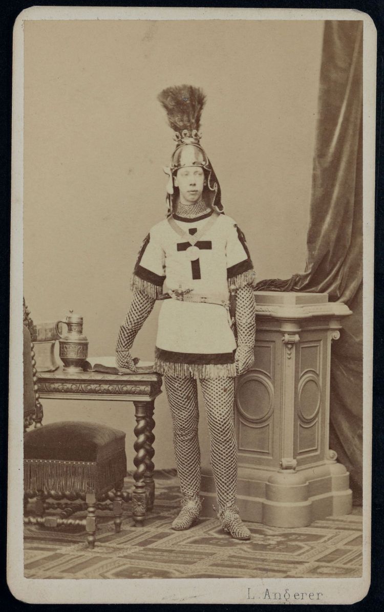 Schwarz-weißes Foto von Person in Ritterkostüm.