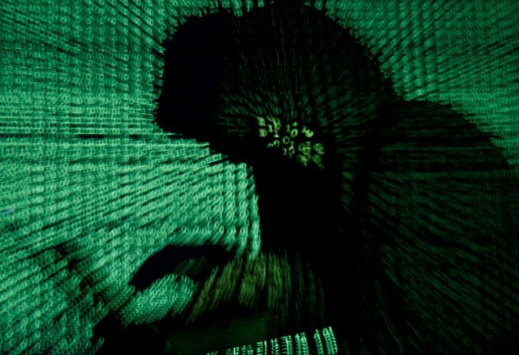 Das Bild zeigt die Silhouette eines vermeintlichen Cyberkriminellen.