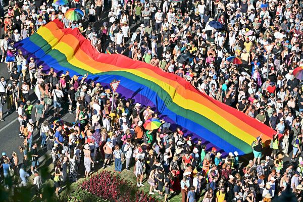 Und-alle-gingen-zum-Regenbogen-Viktor-Orb-n-ist-schon-l-nger-angez-hlt