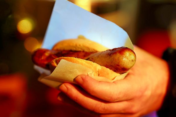 Streit-auf-Volksfest-in-Bayern-18-J-hriger-rief-Polizei-an-weil-ihm-Bratwurst-zu-teuer-war