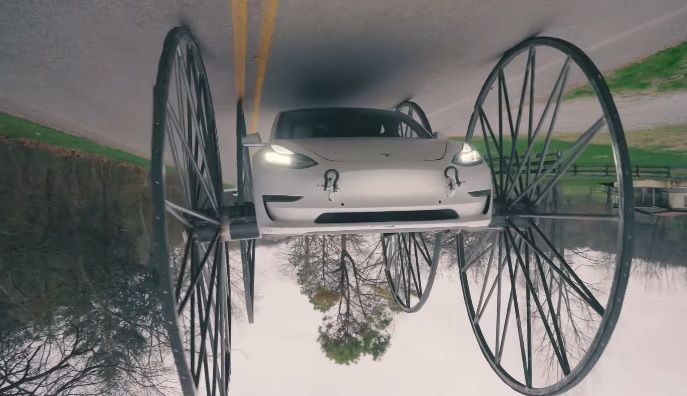 Verkehrte Welt in einem Tesla mit riesigen Rädern
