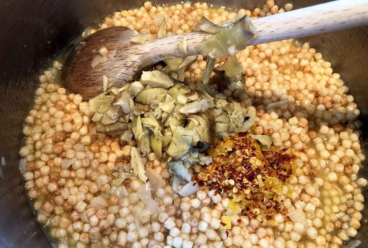 Rezept für Fregola mit Artischocken, Parmesan und Zitrone ... Rezept für Fregola mit Artischocken, Parmesan und Zitrone ...