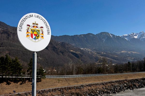 Liechtenstein-versteigert-Autokennzeichen-online