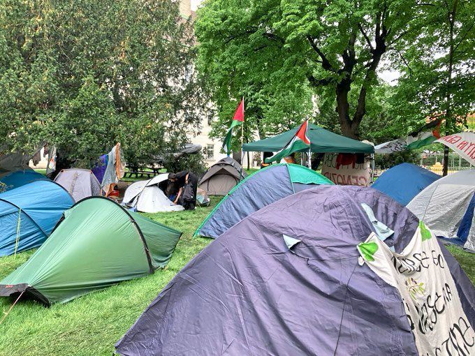Die Zelte standen trotz des schlechten Wetters auch am Dienstag noch