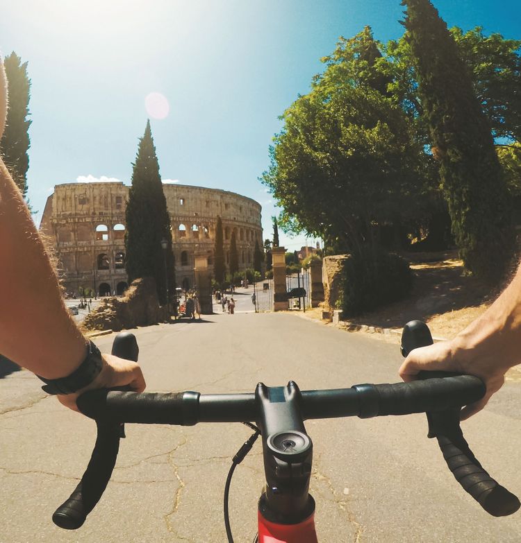 Sightseeing in Rom mit dem Rad? Macht niemand, obwohl man damit bis vors Kolosseum kommt und die Autofahrer überraschend entspannt reagieren.