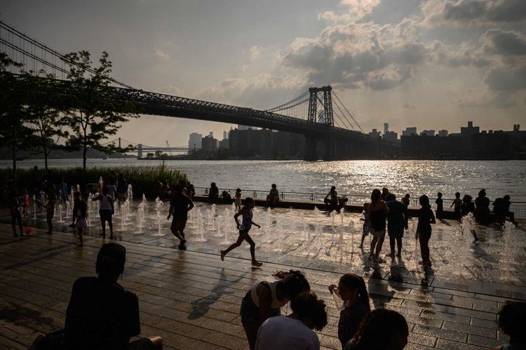 Hitze in New York: Menschen sammeln sich um Springbrunnen