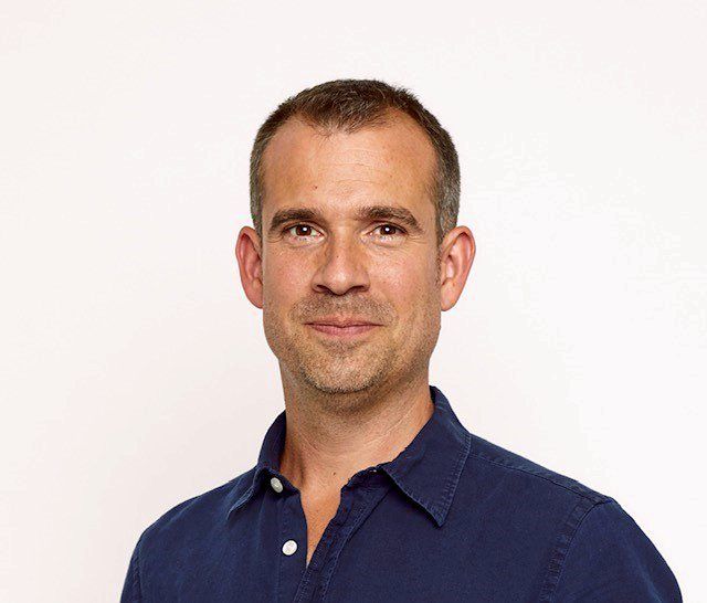 Porträtfoto vom Arzt und Autor Chris Van Tulleken vor weißem Hintergrund