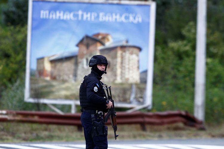 Ein kosovarischer Polizist vor dem serbisch-orthodoxen Kloster in Banjska im Norden des Kosovo.