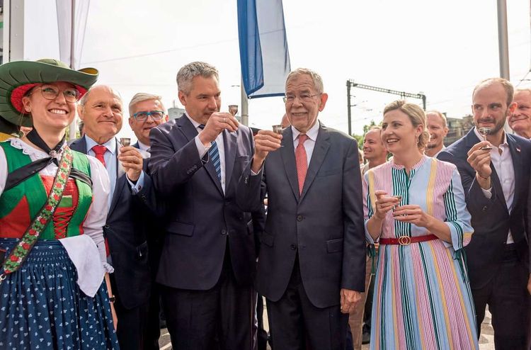 Susanne Raab auf einem Foto mit mehreren Politikern