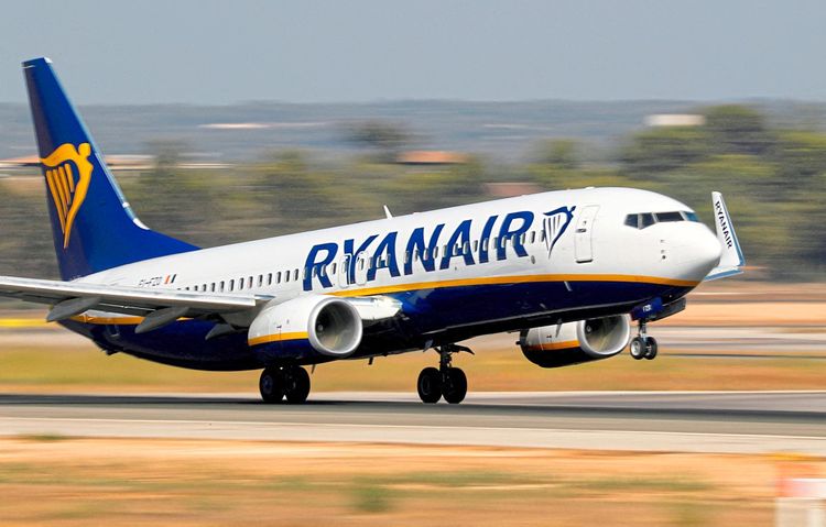 Eine Boeing von Ryanair hebt vom Flughafen Palma de Mallorca ab