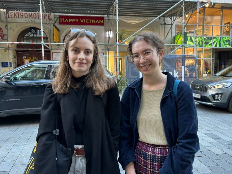 Magda und Zuzanna macht die Wartezeit vor dem Schnitzelwirt nichts aus.