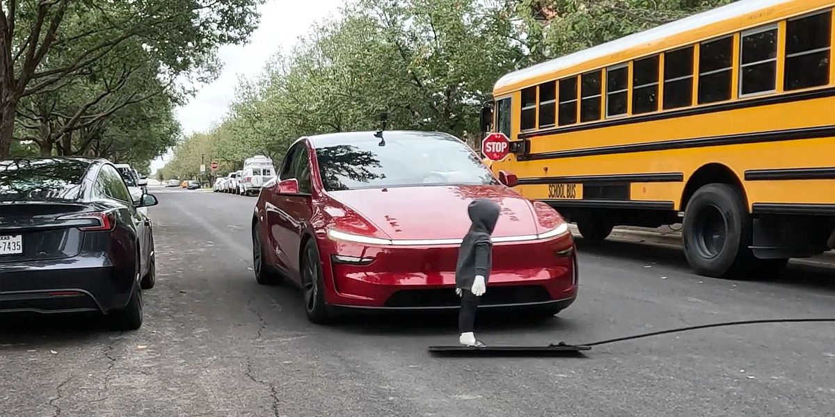 "Selbstfahrender" Tesla ignoriert Schulbus und fährt ...