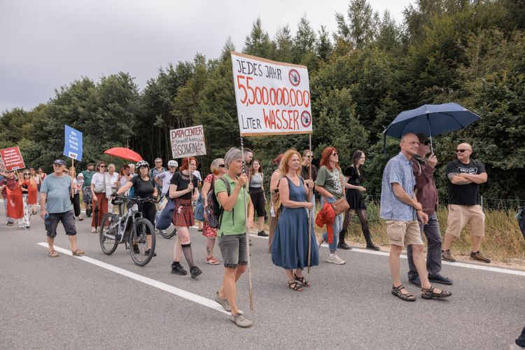 Menge geht auf einer Straße demonstrieren. 