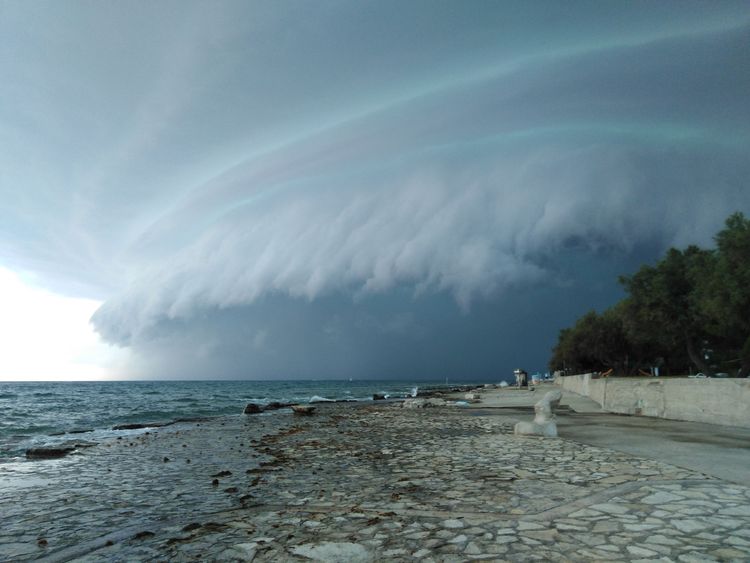 Ein Naturschauspiel, am südlichen Strand von Novigrad, Istrien, kurz bevor das starke Unwetter damals gekommen ist...