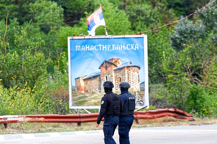 Kosovarische Polizei bei einer Patrouille nach dem Angriff beim Kloster Banjska.
