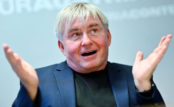 -Damoklesschwert-schwingt-ber-allen-Okto-Manager-ber-FP-Medienpolitik-und-Techriesen