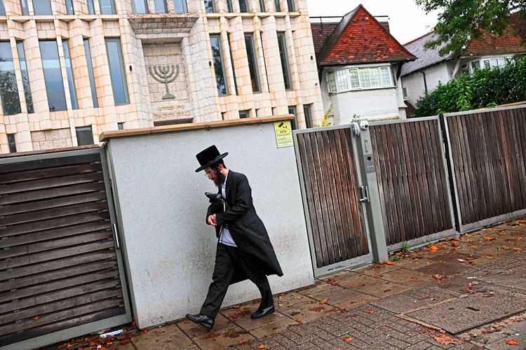 Ein ultraorthodoxer Jude vor einer Synagoge in London. Sich als Jude zu erkennen zu geben impliziert das Risiko, zur Zielscheibe von Antisemiten zu werden.