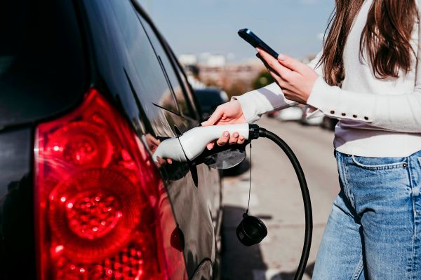 Warum-in-sterreich-noch-immer-viele-Menschen-Vorurteile-gegen-ber-E-Autos-haben