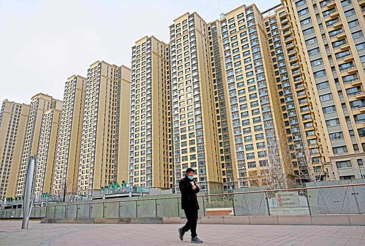 Ein geht an einem Wohnkomplex des chinesischen Immobilienentwicklers Evergrande in Peking vorbei