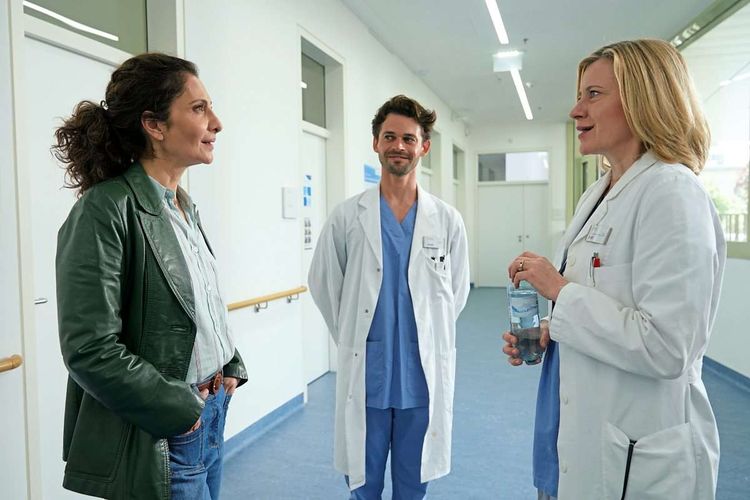 Nicht nur in der Bar, auch im Krankenhaus treffen sich Fa und Marie Theres andauernd. Hinten im Bild: Marie Theres Arbeitskollege Tom (Rafael Haider).