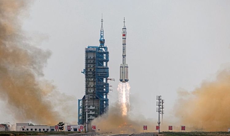 Raketenstart chinesischer Astronauten ins All