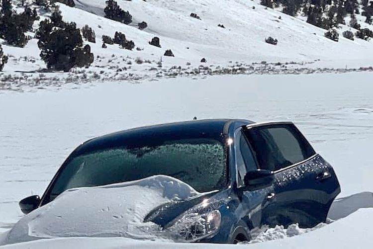 Kanadier baut Auto aus Schnee im Halteverbot - Polizei fällt drauf