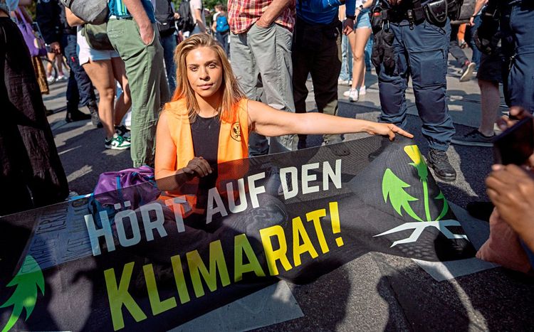 Klimaaktivistin Anna Windl bei einer Protestaktion