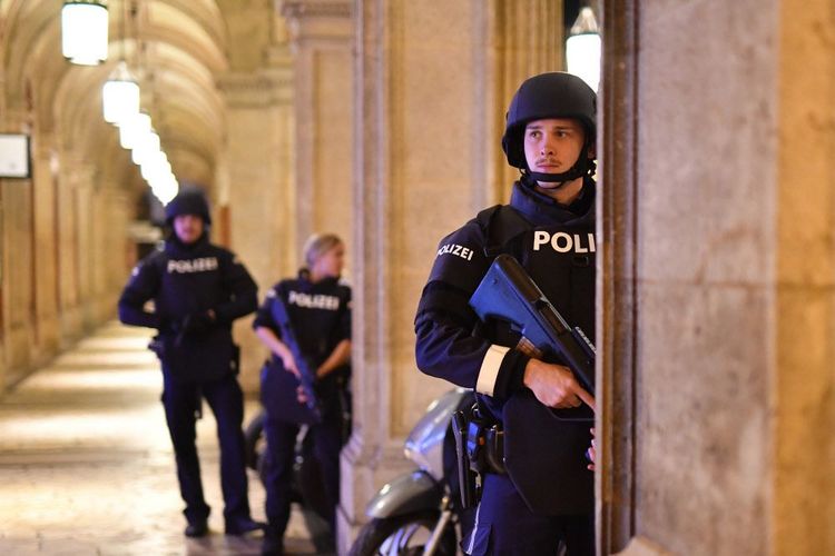 Eine Polizeieinheit im Einsatz nach dem jihadistischen Terroranschlag in Wien vom 2. November 2020. 