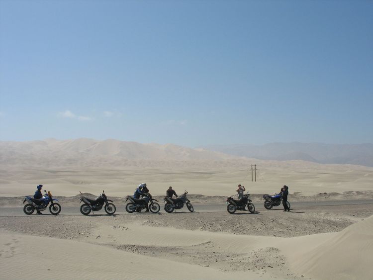 Etwa 580 Kilometer südöstlich von Lima auf der Panamericana an der Pazifikküste kurz vor Tanaka. Das war eine mehrwöchige Motorradreise durch Peru ausgehend von Lima von der Küste bis tief in die Anden hinein. Insgesamt etwa 4.000 Kilometer.