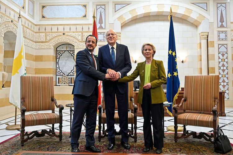 Zyperns Präsident Nikos Christodoulidis, der libanesische Ministerpräsident Najib Mikati und Kommissionspräsidentin Ursula von der Leyen