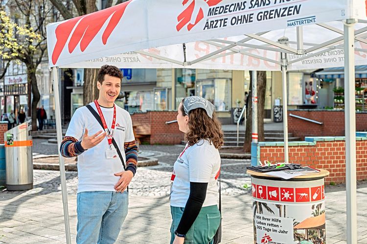 Ärzte ohne Grenzen beim Spendensammeln auf einer Einkaufsstraße