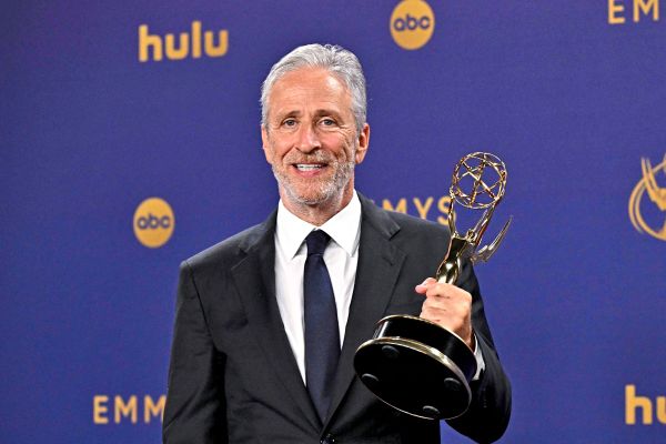 Nach-Kimmel-Absetzung-versetzt-uns-Jon-Stewart-mit-der-Daily-Show-nach-Nordkorea-h-in-die-USA