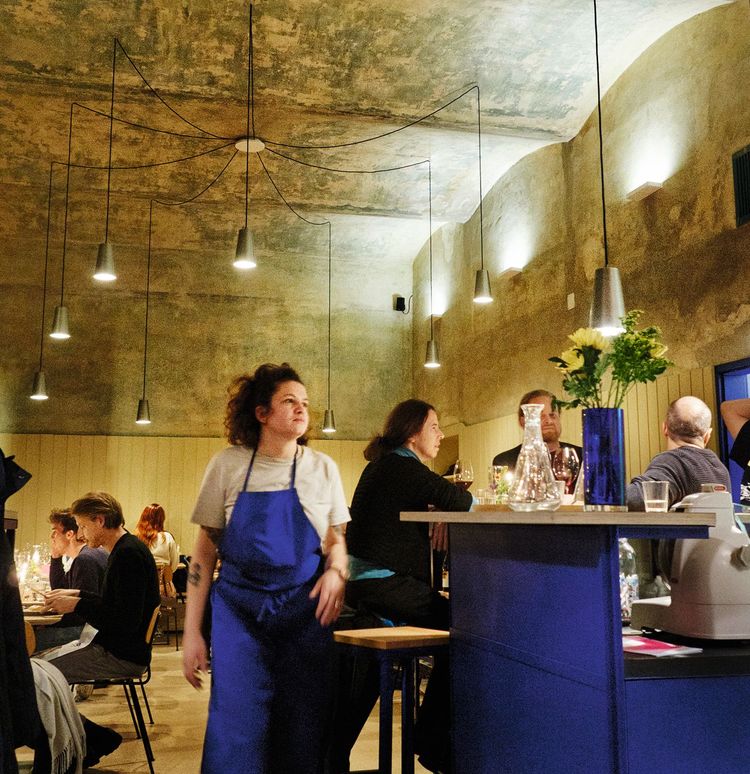 Mara Feißt macht gemeinsam mit Christina und Stephan Stahl vom Kommod das Café Azzurro – und den Urban-Loritz-Platz damit um Eckhäuser schöner!