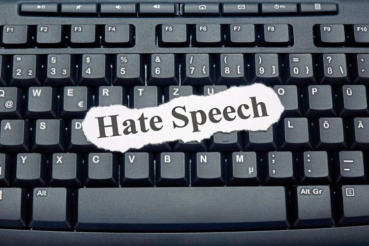 Hate Speech auf einer Tastatur