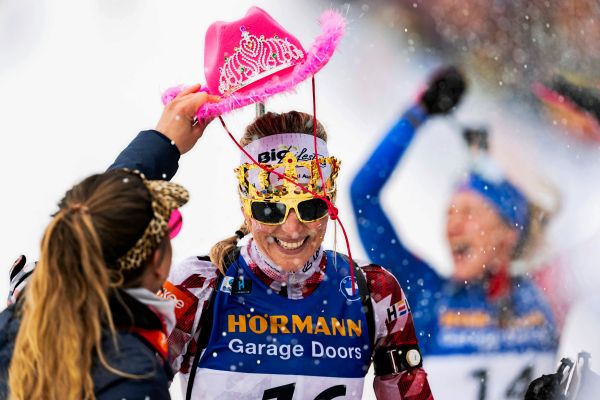 Lisa-Hauser-verabschiedete-sich-mit-Sonnenbrille-und-Goldkrone-vom-Biathlon