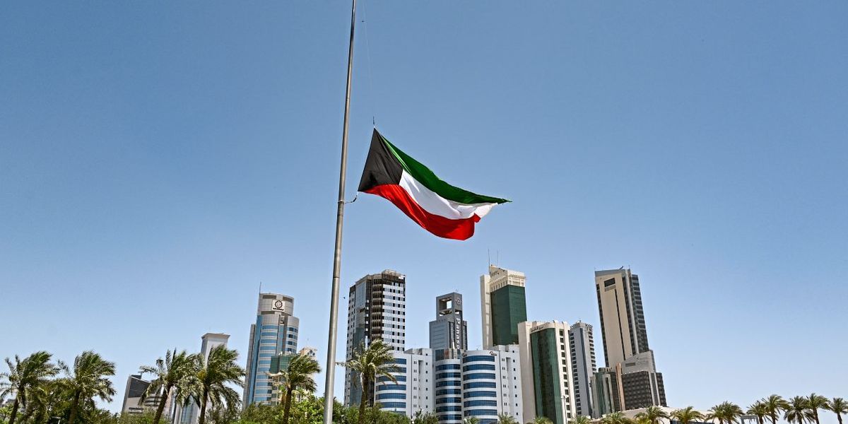 Tischflagge Emir Von Kuwait - 21x14cm Kuweitische Standarte Mit Sockel