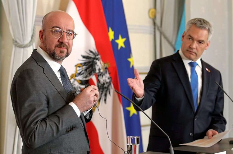 Bundeskanzler Karl Nehammer (rechts) begrüßte am Freitag EU-Ratspräsident Charles Michel und andere EU-Regierungschefs in Wien.
