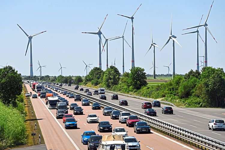 Windräder an einer Autobahn in Sachsen-Anhalt in Deutschland