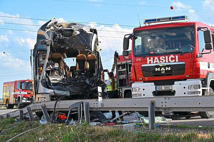 Zerstörter Bus und Feuerwehrauto in Tschechien