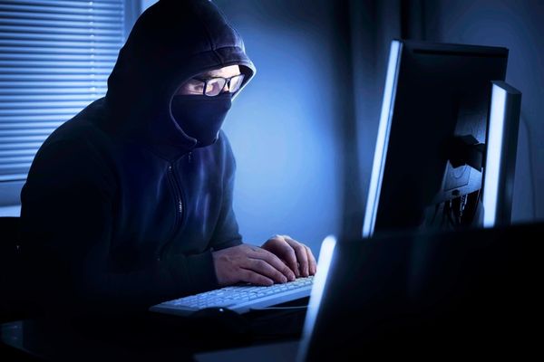 Hacker-vergessen-Teams-Call-zu-beenden-und-filmen-sich-selbst-bei-Verbrechen