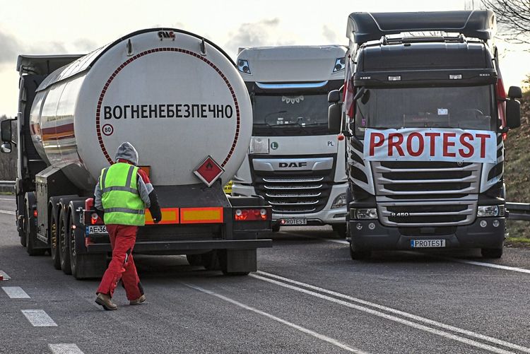 Polnische Lkw-Fahrer blockieren die Grenze zur Ukraine.