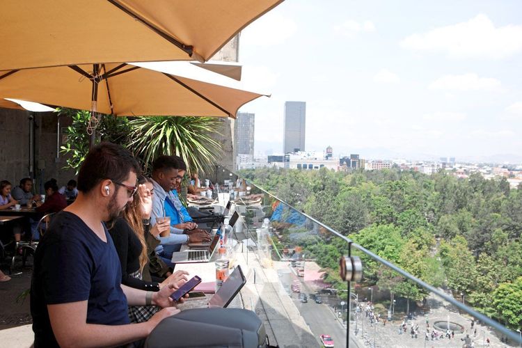Digitale Nomaden in einem Café mit Blick über Mexico City