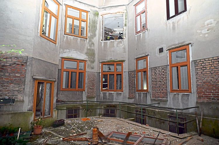 Das Bild zeigt den Innenhof des betroffenen Gebäudes. Trümmer liegen am Boden. Fenster sind zersprungen.