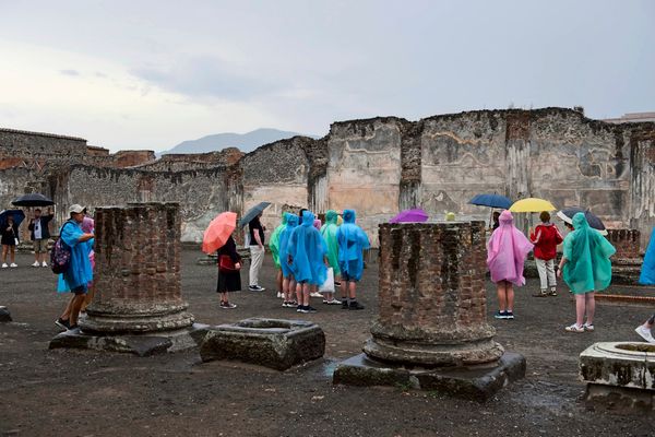 Tourist-versteckte-Steine-aus-Pompeji-als-Souvenir-im-Rucksack