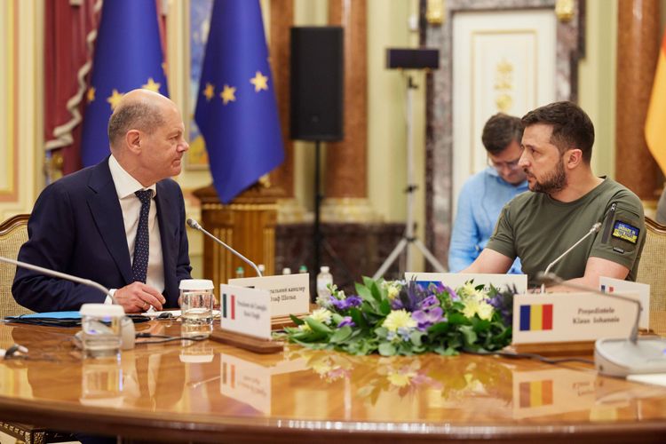 Olaf Scholz (links) mit Wolodymyr Selenskyj bei einem Besuch in Kiew im Juni 2022)