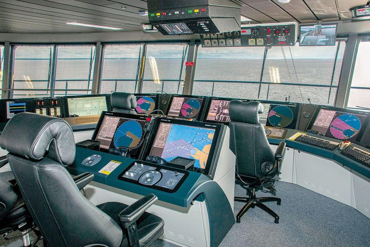 Die Brücke im Simulator ist bis auf Details dem realen Vorbild nachempfunden. Laserprojektionen ahmen naturnah Szenarien nach.