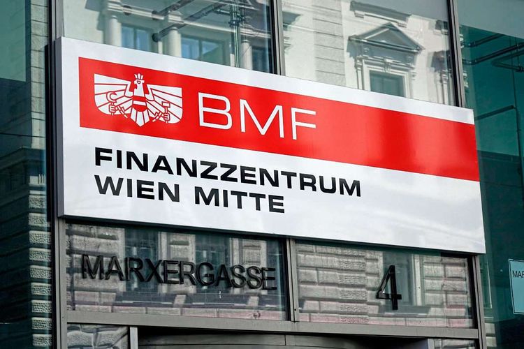 Das Schild am Eingang des Finanzzentrums Wien Mitte, des größten Finanzamts in Österreich